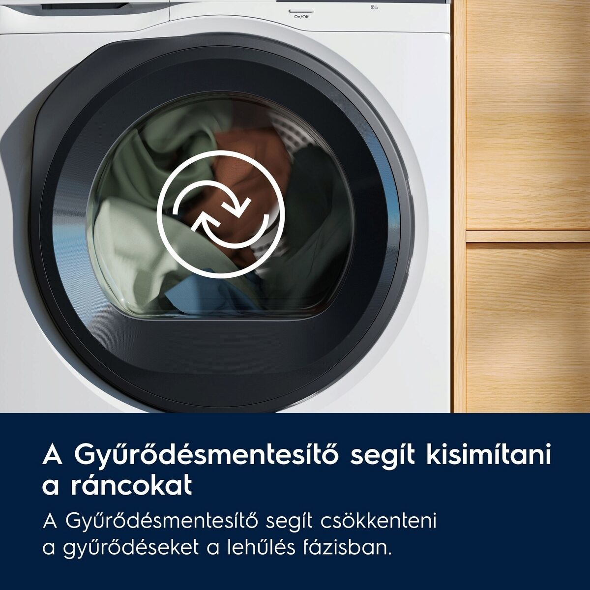 Mosógép látható, benne forgó ruhákkal. Egy fehér nyíl ikon egy ciklust jelez. Az alábbi szöveg: A gyűrődésmentesítő segít kisimítani a ráncokat.