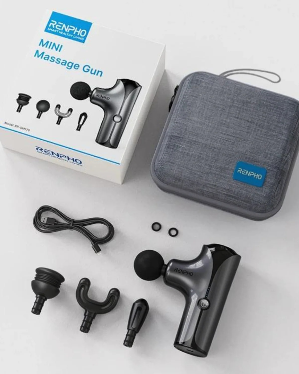 Un kit RENPHO Mini Massage Gun. Incluye una pistola de masaje, accesorios, una funda y un cable de carga. Todo sobre una superficie blanca.