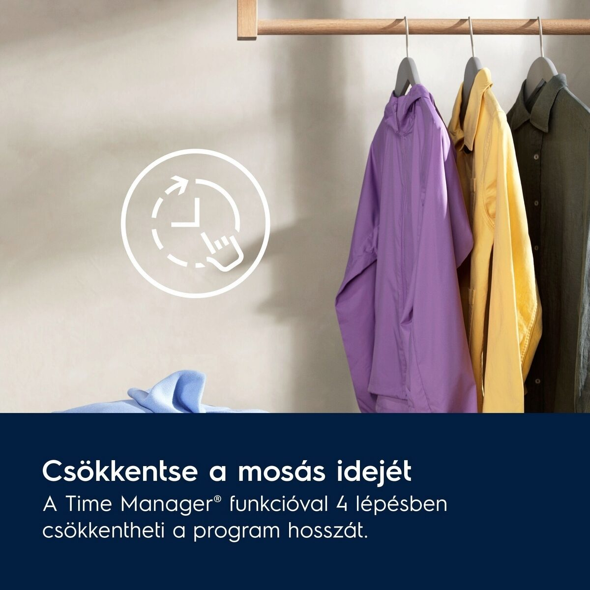 Egy lila kabát, egy sárga ing és egy zöld ing lóg egy fogason. Egy fehér óra ikon balra. Szöveg alul.