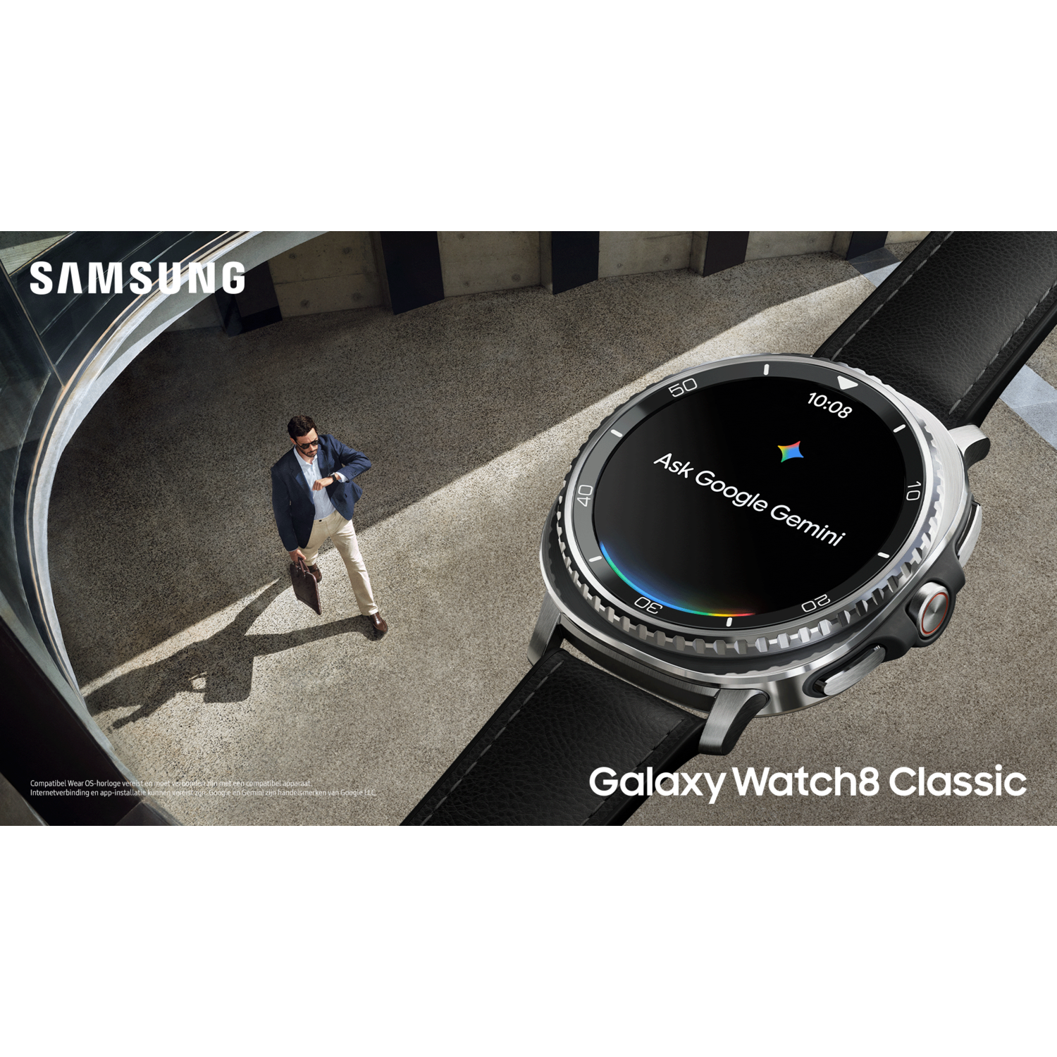 Een Samsung Galaxy Watch8 Classic met een Google Gemini display. Een man in pak loopt op de achtergrond.