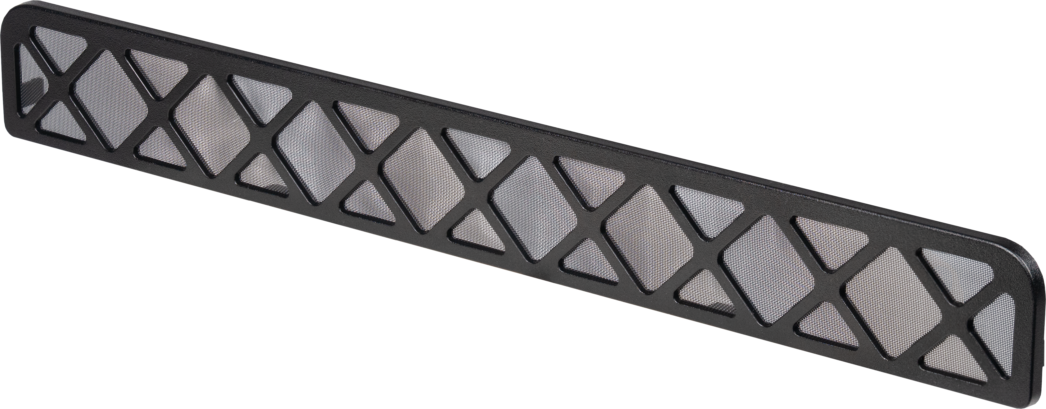 Ein schwarzer rechteckiger Grill mit rauten- und dreieckförmigen Öffnungen, gefüllt mit einem Netzmaterial, auf schwarzem Hintergrund.