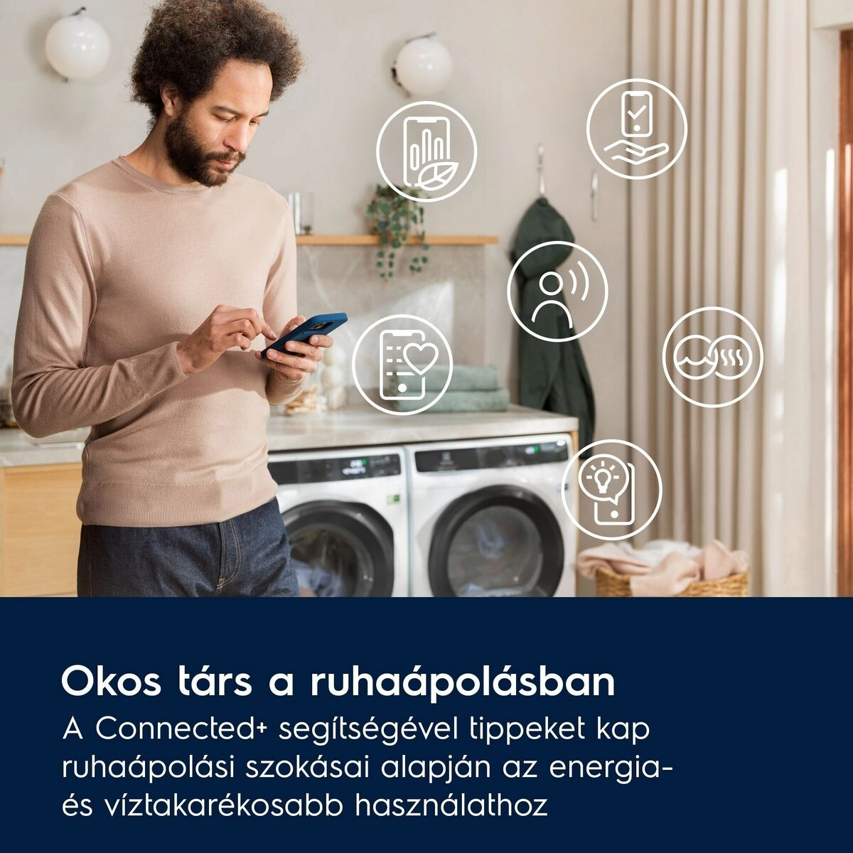 Egy férfi telefont tart, mosógép közelében. Ikonok lebegnek körülötte. A szöveg egy mosási alkalmazást népszerűsít.