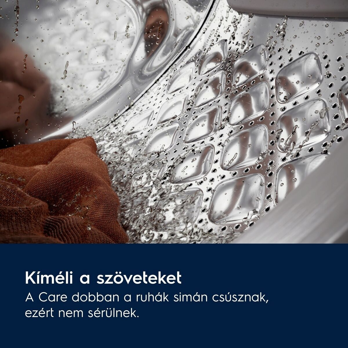 Egy mosógép belsejében víz folyik egy barna ruhadarabon. A gép dobja látható, texturált felülettel.