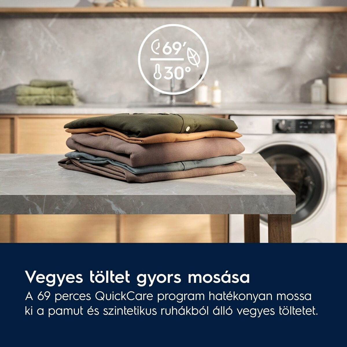 Összehajtott ruhák a táblán. Mosógép a háttérben. Felül egy kör 69' és 30° felirattal.