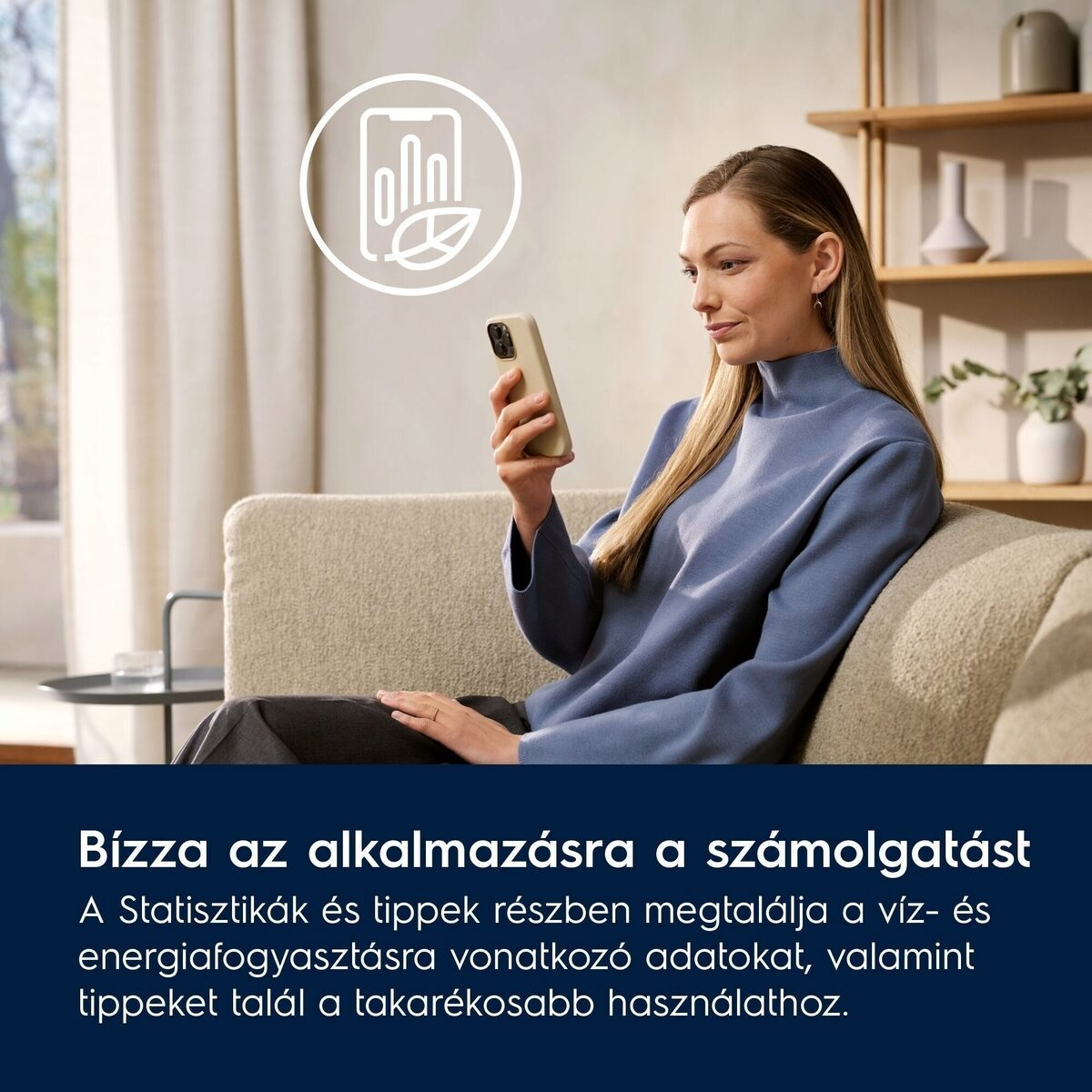 Egy kék ruhás nő a telefonjára néz. A háttérben egy telefon logója látható vonalak és egy levéllel.