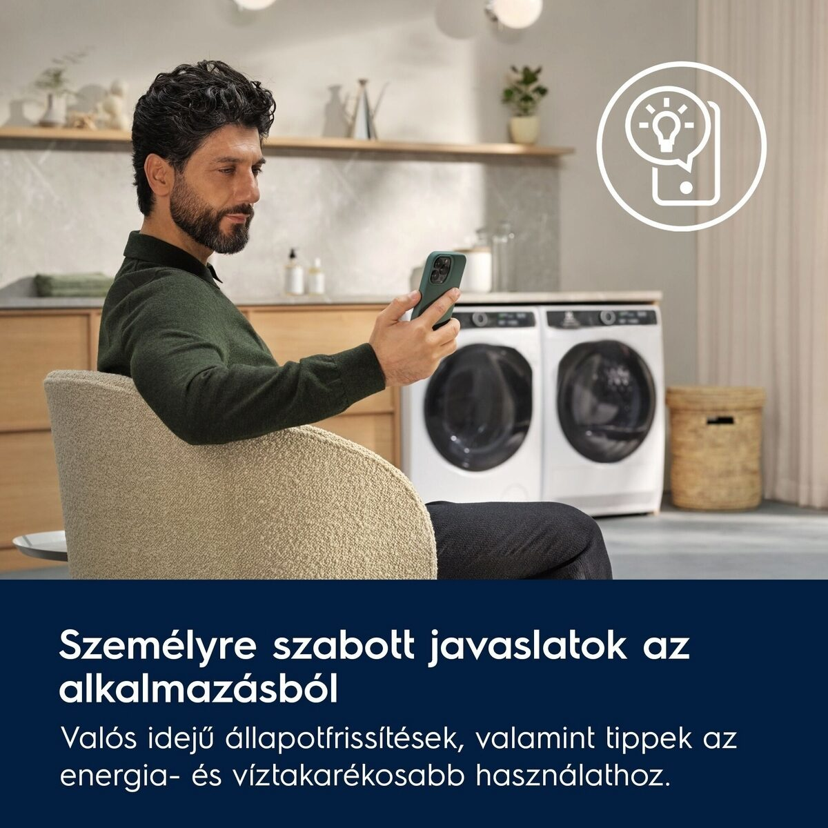 Férfi telefonnal, mosógépek a háttérben. Okosotthon ikon. Szöveg: Személyre szabott javaslatok az alkalmazásból.