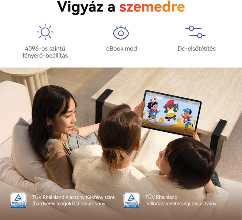 Három ember egy tabletre néz. A táblagépen gyerek illusztrációk láthatók. Magyar nyelvű szöveg is látható.