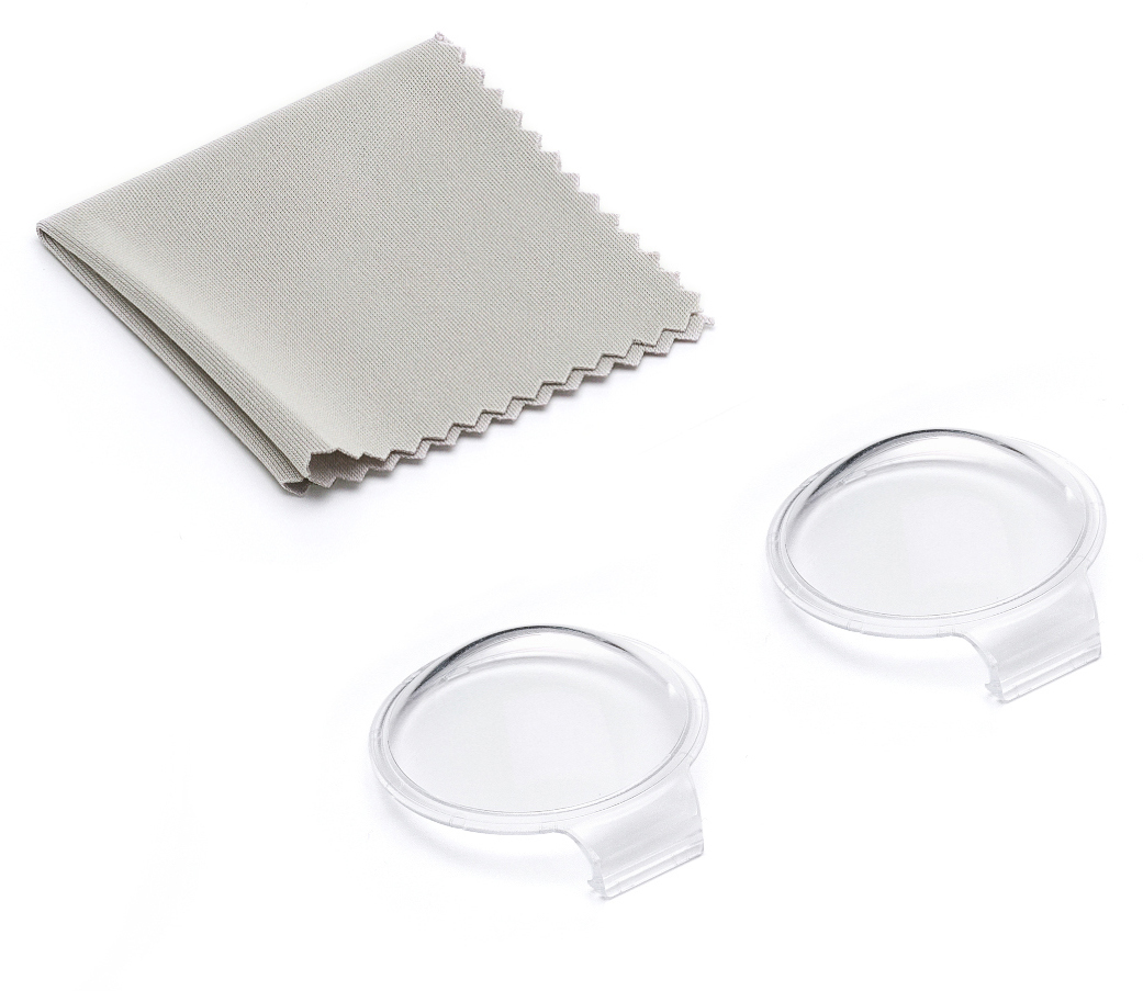 Dwie przezroczyste soczewki i szara ściereczka do czyszczenia na białej powierzchni. Soczewki mają zakrzywiony kształt i małą zakładkę.