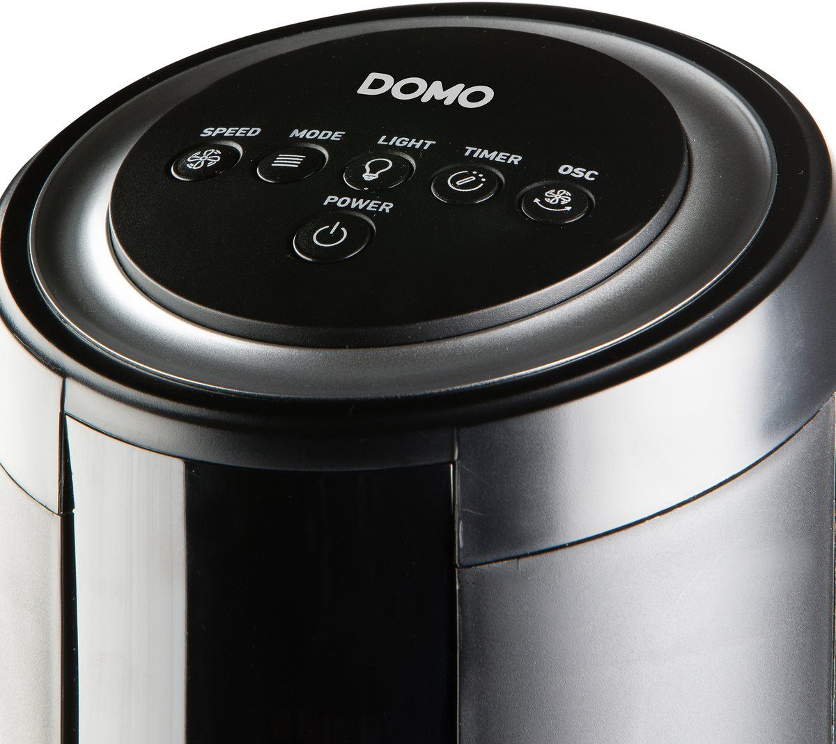 Un panneau de commande de ventilateur noir et argenté avec des boutons pour la vitesse, le mode, la lumière, la minuterie et l'oscillation. La marque 'DOMO' est en haut.