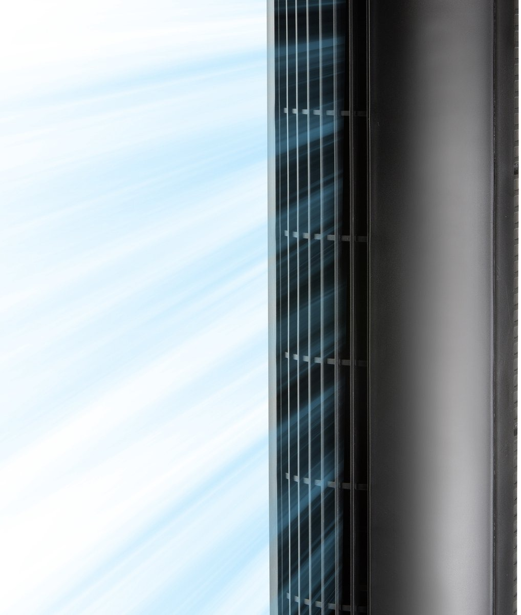 Un ventilateur noir avec un design en grille, émettant de l'air bleu. Le fond est un dégradé de bleu clair et de blanc.