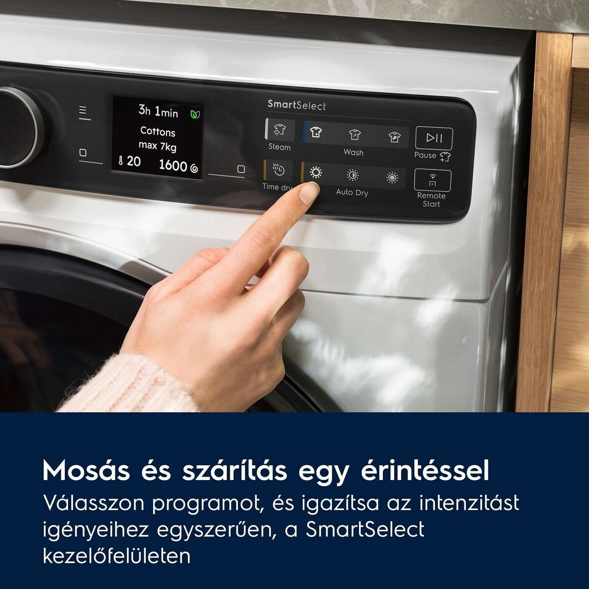 Egy kéz megérinti a mosógép vezérlőpaneljét. Gőz, mosás és automatikus szárítás opciókat mutat. A képernyő a ciklus részleteit jeleníti meg.