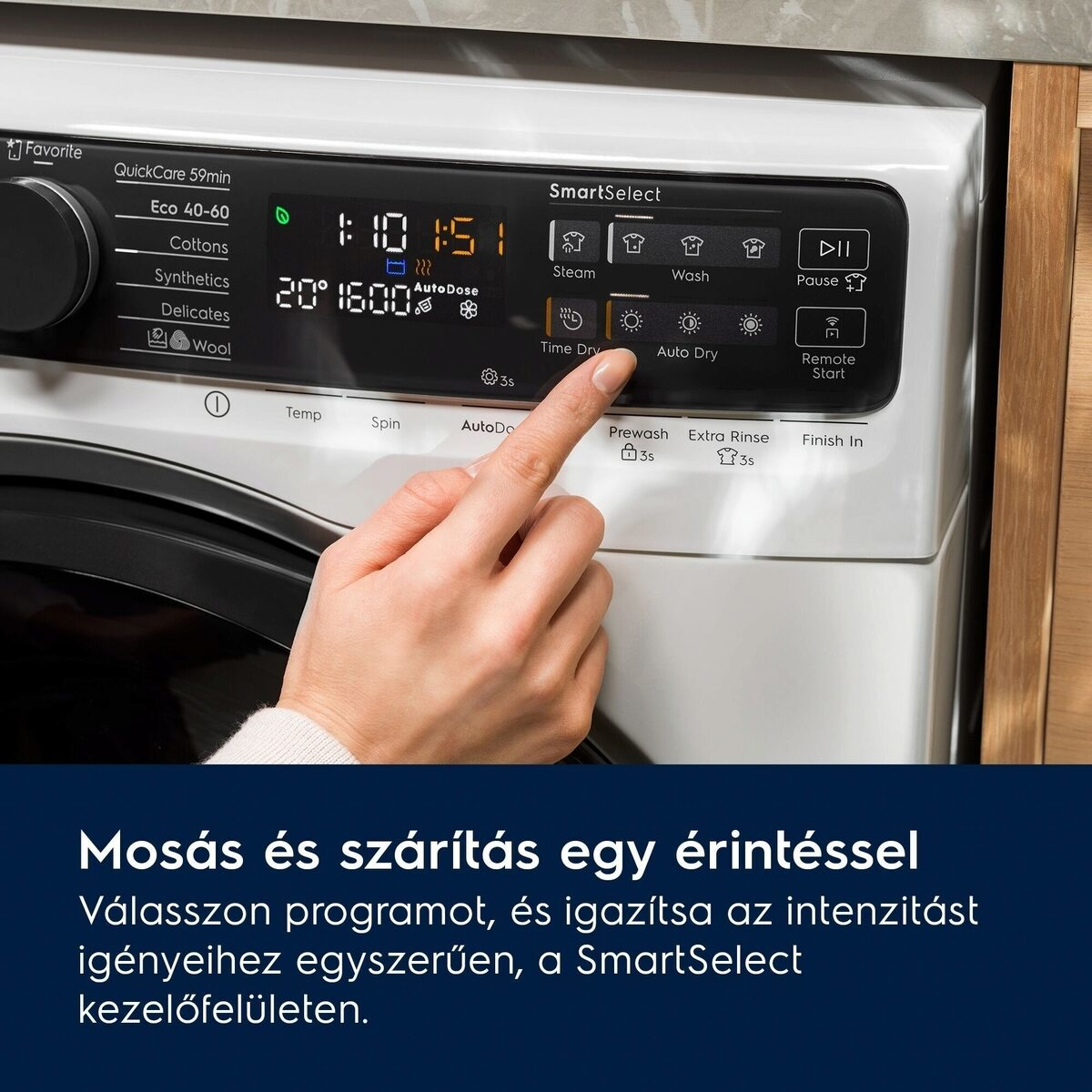 Egy kéz megnyom egy gombot a mosógépen. A képernyőn az idő és a beállítások láthatók. Alatta a szöveg: 'Mosás és szárítás egy érintéssel'.