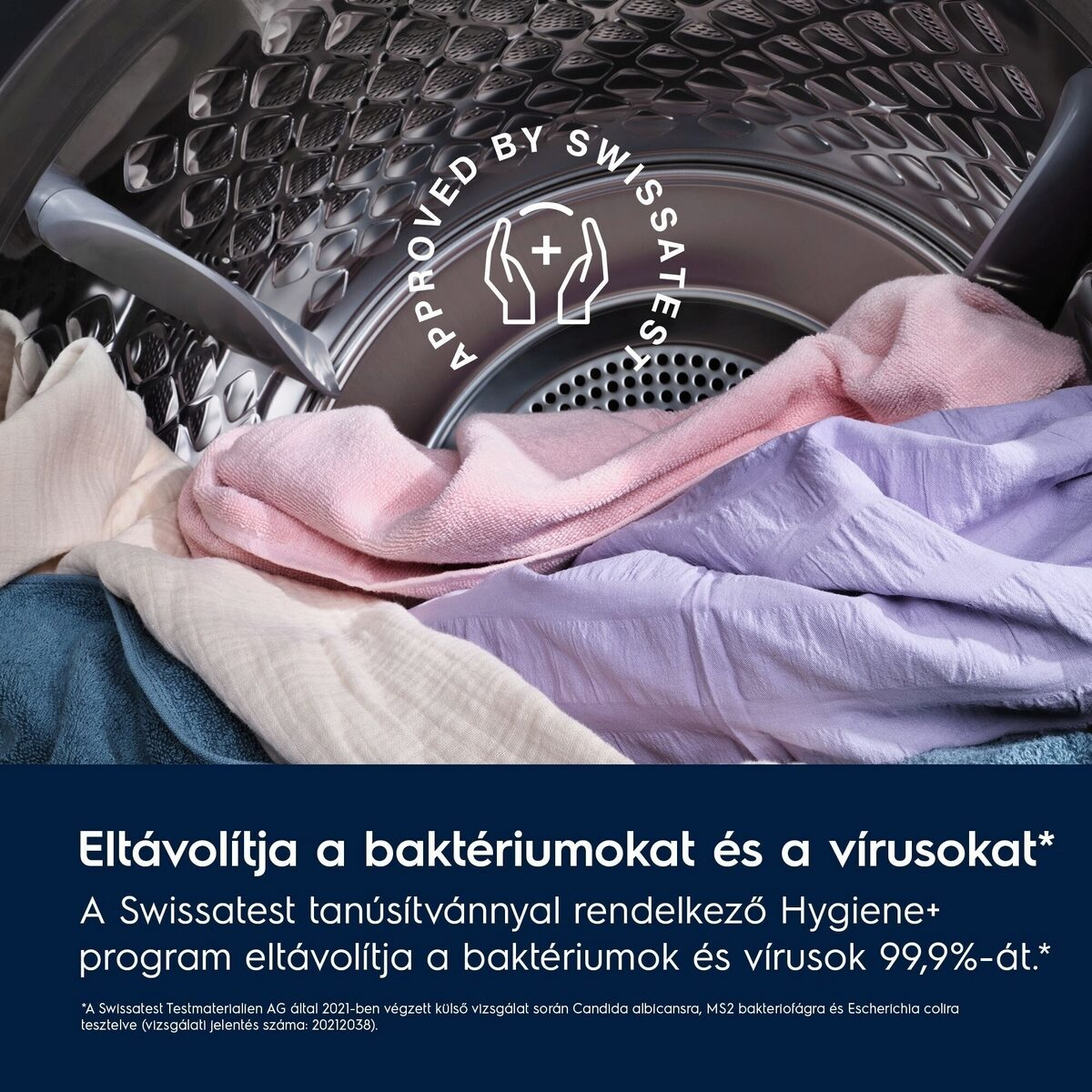 Mosógép dobja színes ruhákkal. Swissatest címke látható. A szöveg szerint a gép eltávolítja a baktériumokat és vírusokat.