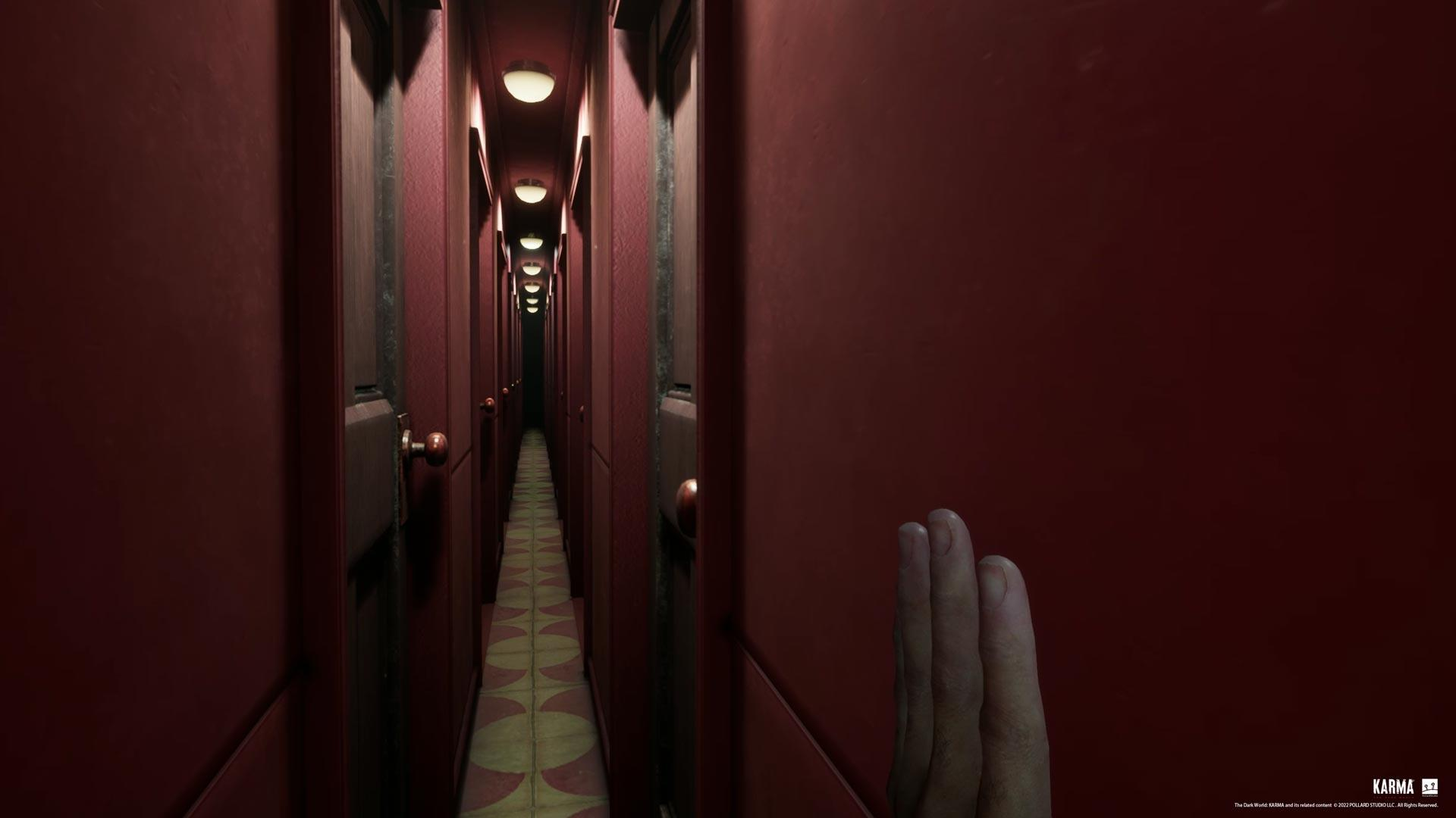 Ein langer, roter Flur mit Türen auf beiden Seiten und einem gemusterten Boden. Eine Hand ist im Vordergrund.