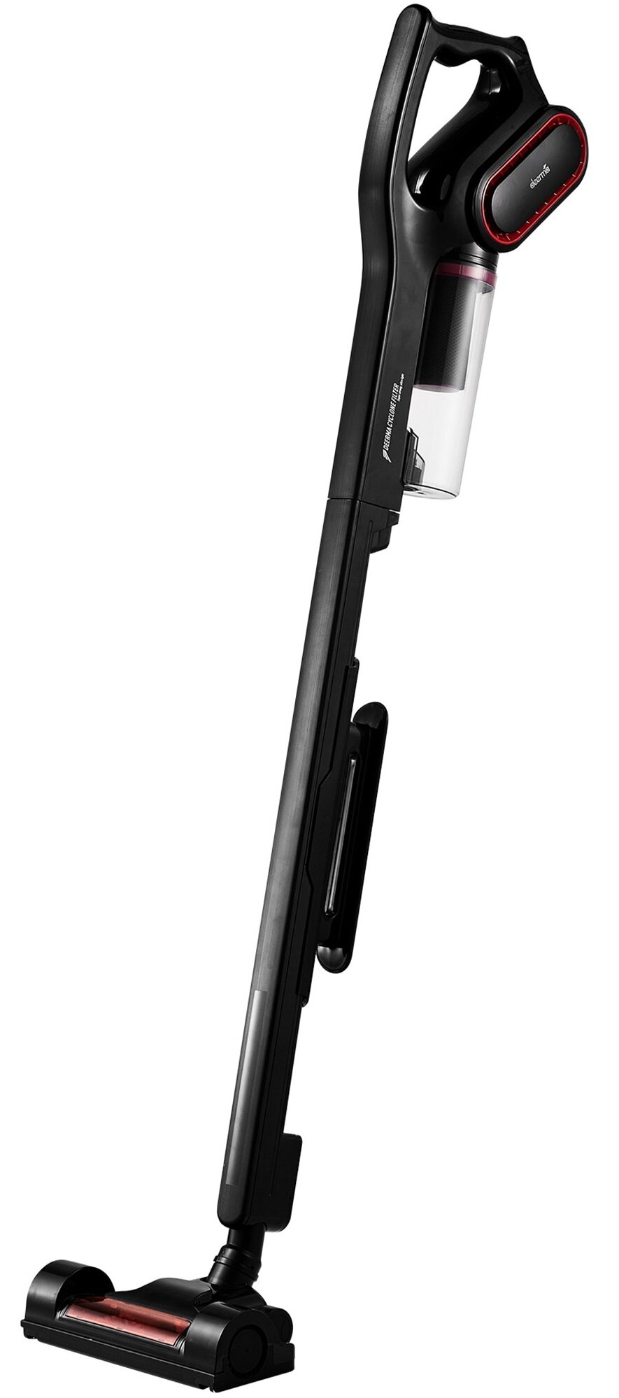 Czarny i czerwony odkurzacz bezprzewodowy. Ma długi uchwyt i pojemnik na kurz. Głowica ma obrotową szczotkę. Tło jest białe.