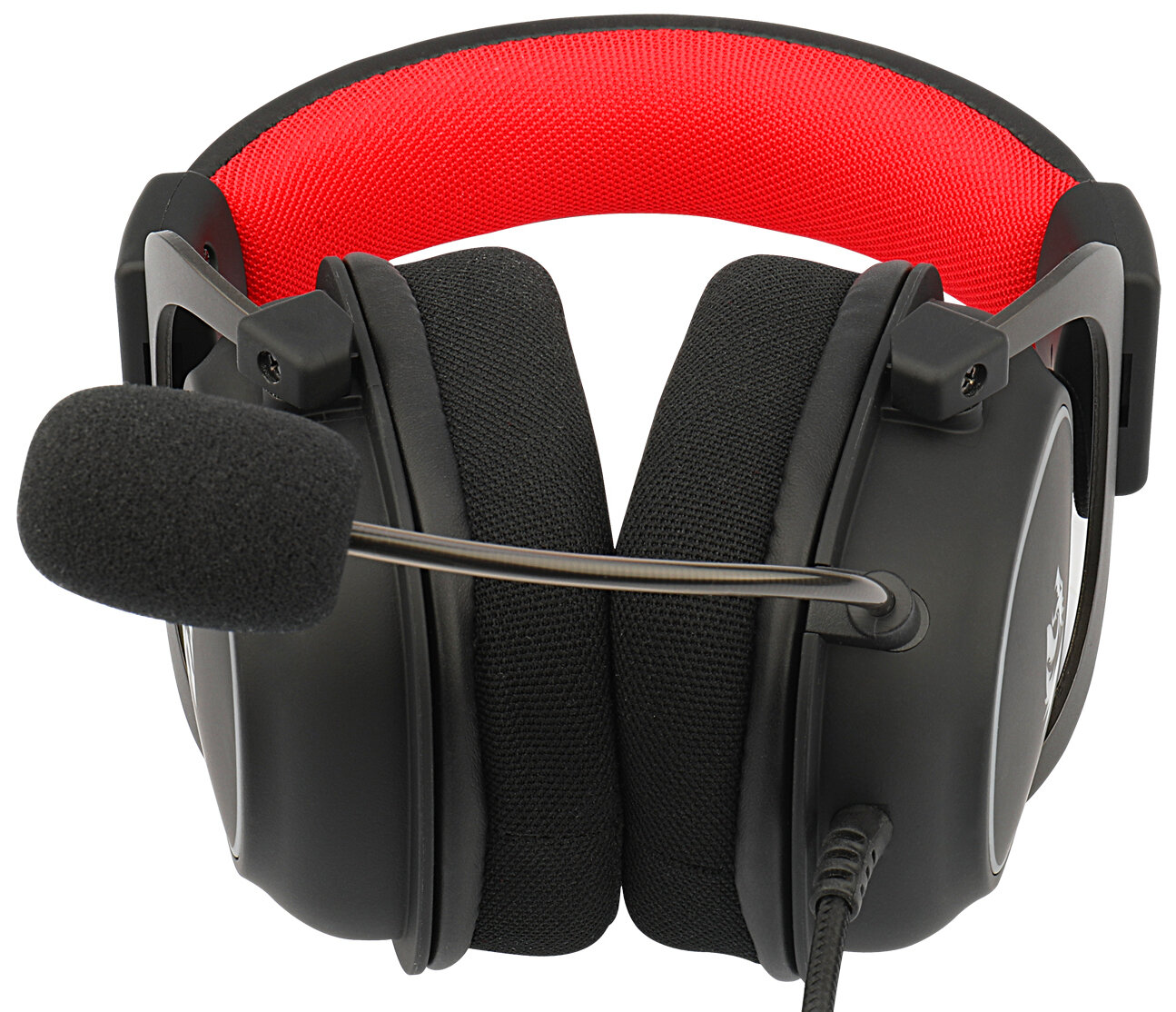 Czarne słuchawki dla graczy z czerwonym pałąkiem i mikrofonem. Nauszniki są czarne i pokryte czarną siateczką. Wisi kabel.