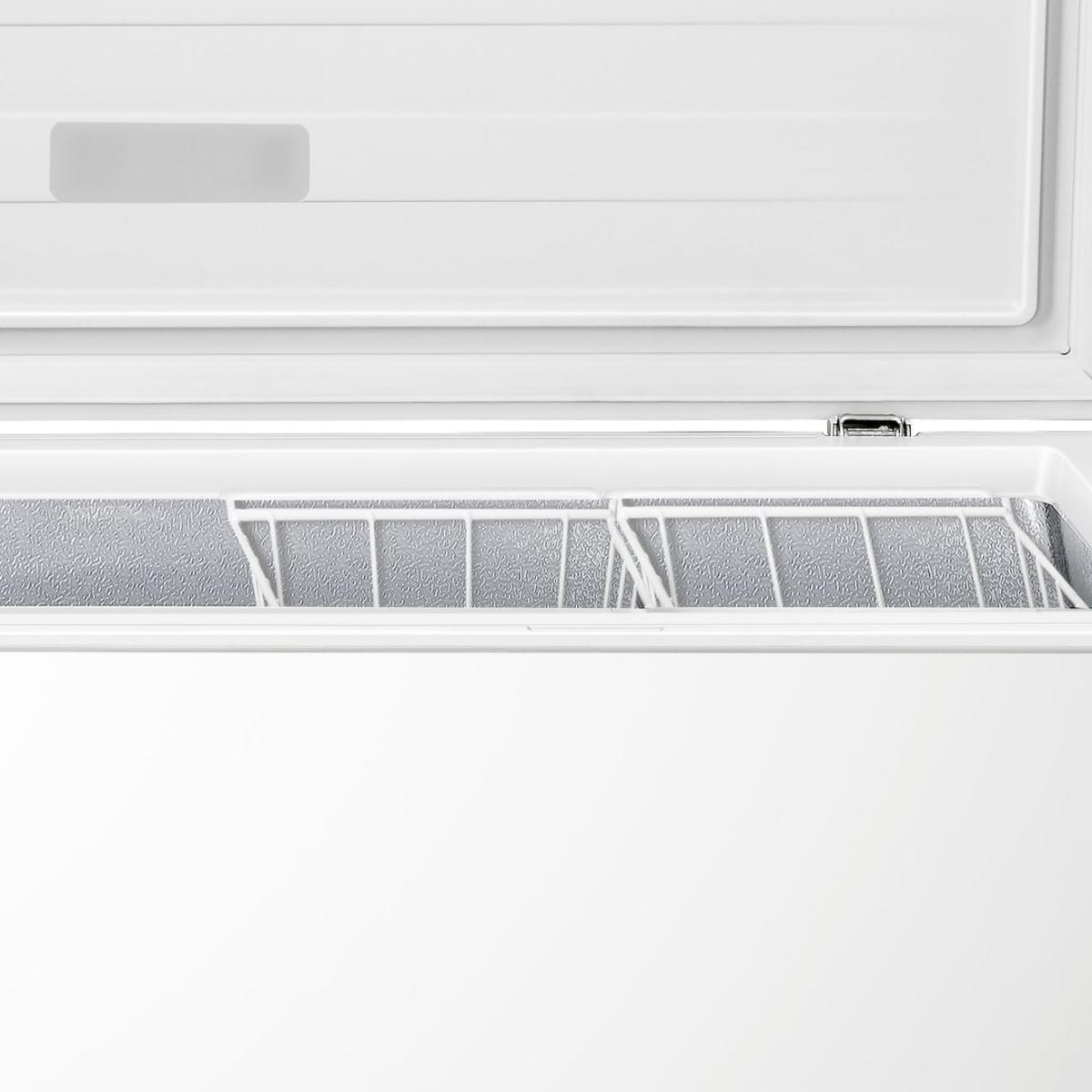 Otwarta biała zamrażarka z drucianym stojakiem w środku. Pokrywa jest otwarta, odsłaniając wnętrze. Zamrażarka jest czysta i pusta.