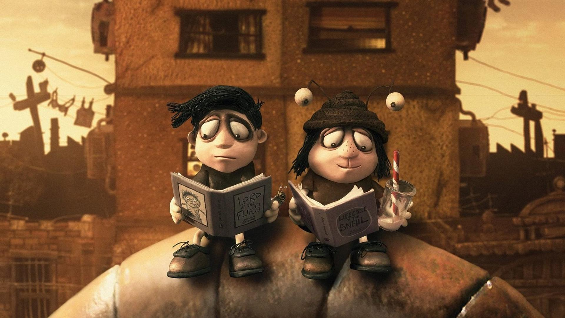 Zwei Comicfiguren lesen Bücher, eine hält ein Getränk. Dahinter sind ein Gebäude und eine Stadtlandschaft vor einem Sepia-Himmel zu sehen.
