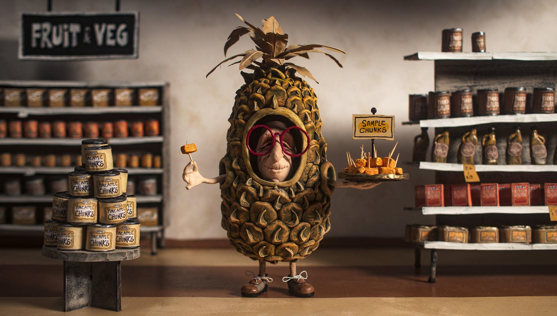 Eine Ananas-Person mit Brille hält eine Probe in einem Geschäft. Regale zeigen Konserven, und ein Schild sagt 'Obst & Gemüse'.