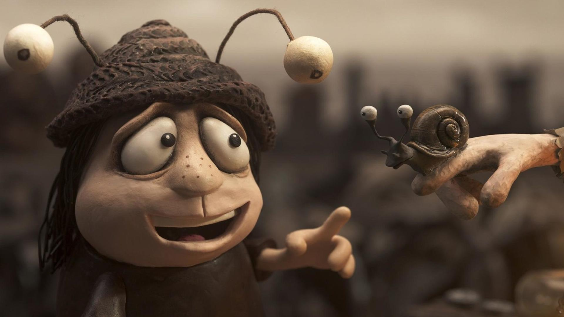Cartoonfigur mit großen Augen und einer Schnecke auf einer Hand. Die Figur zeigt auf die Schnecke. Brauntöne dominieren die Szene.