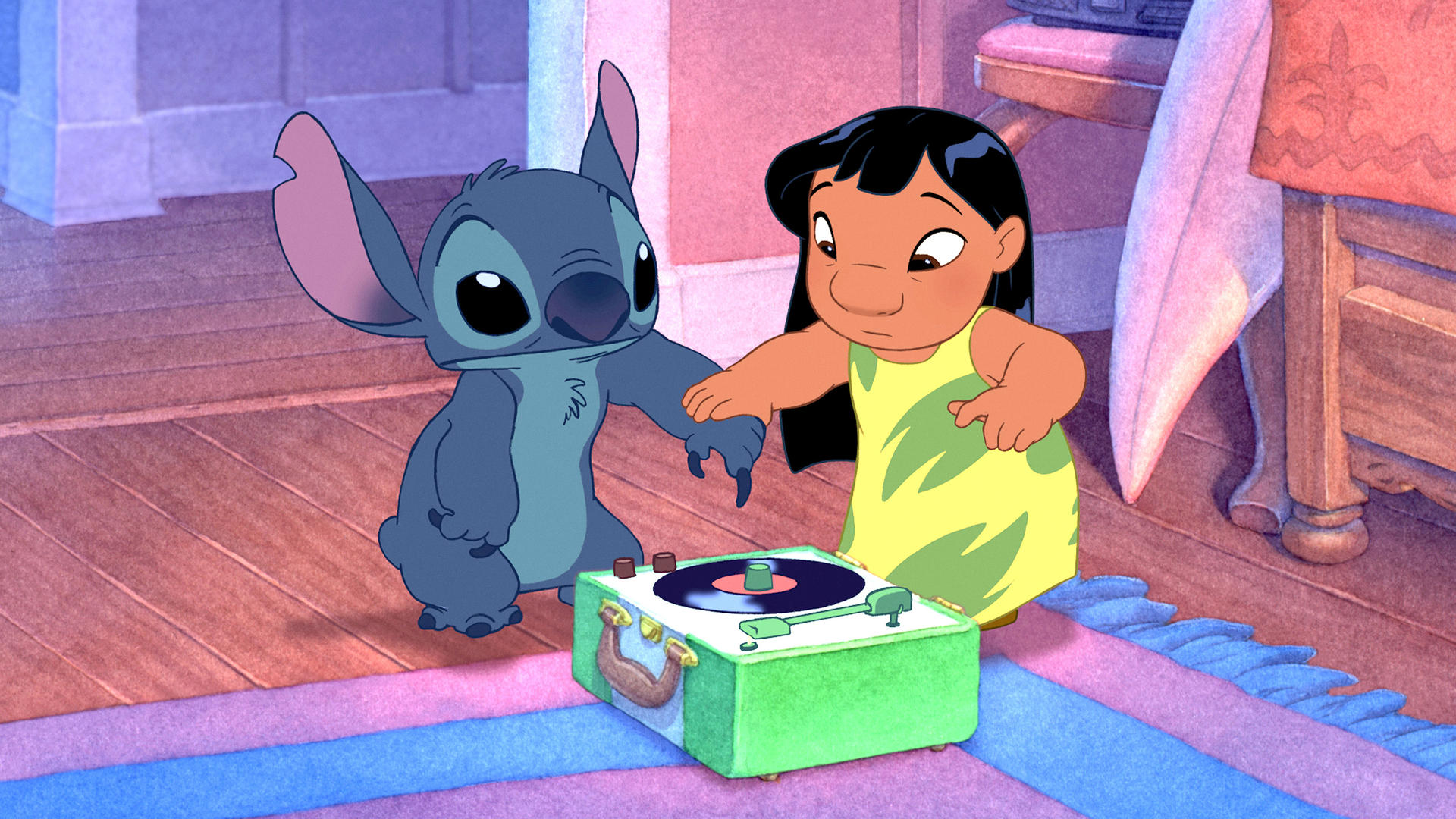 Stitch und Lilo berühren einen Plattenspieler. Stitch ist blau, Lilo trägt Gelb. Ein rosa-blauer Teppich ist im Vordergrund.