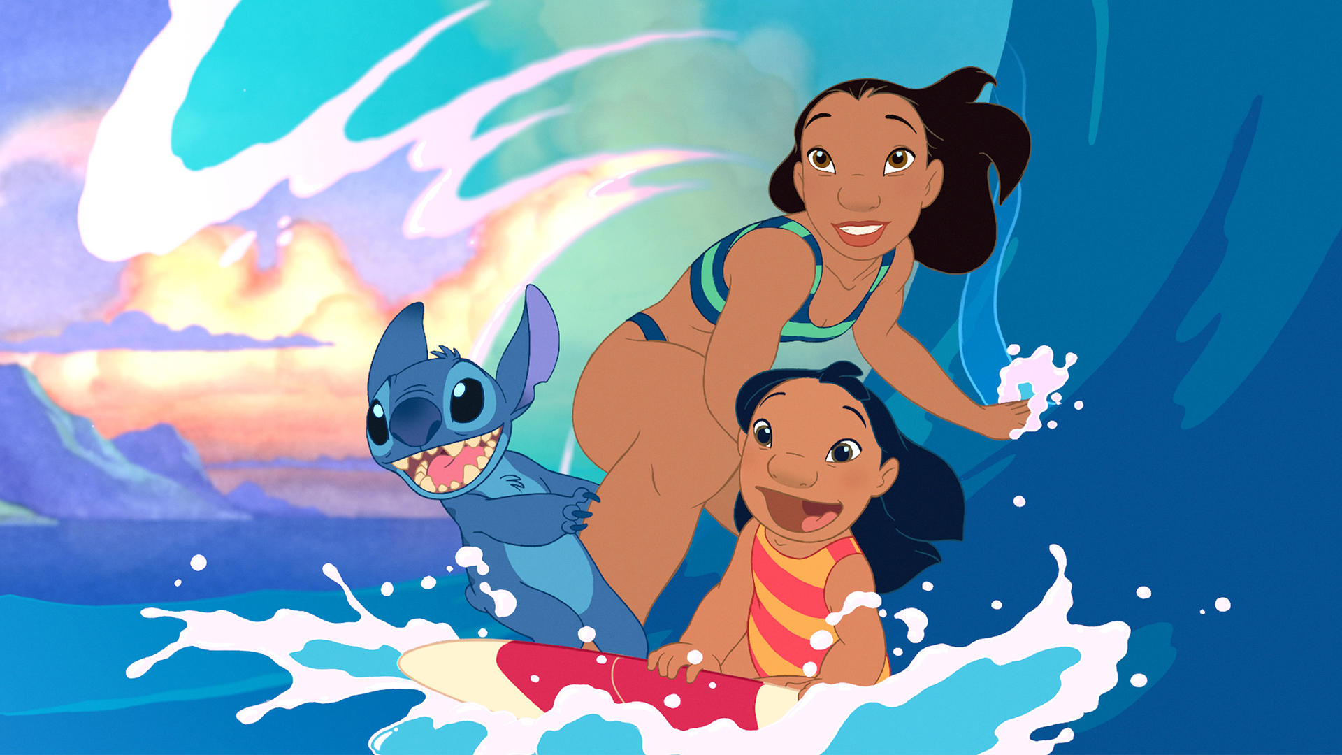Lilo, Nani und Stitch surfen auf einer Welle. Lilo und Nani sind auf einem Surfbrett. Stitch ist neben ihnen. Der Hintergrund zeigt das Meer.
