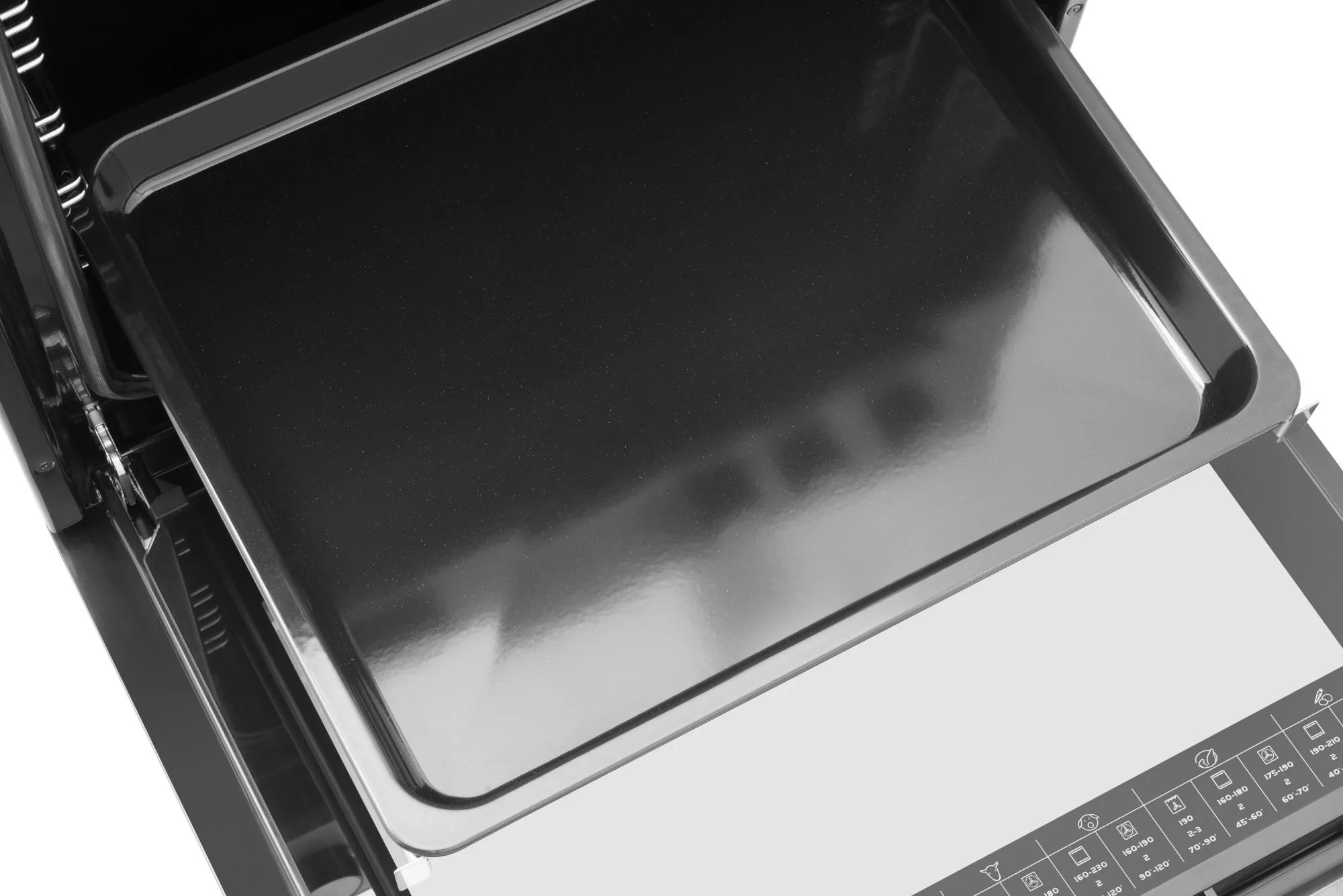 Wnętrze piekarnika z czarną tacą. Drzwi piekarnika są otwarte. Widoczny panel sterowania z symbolami gotowania.