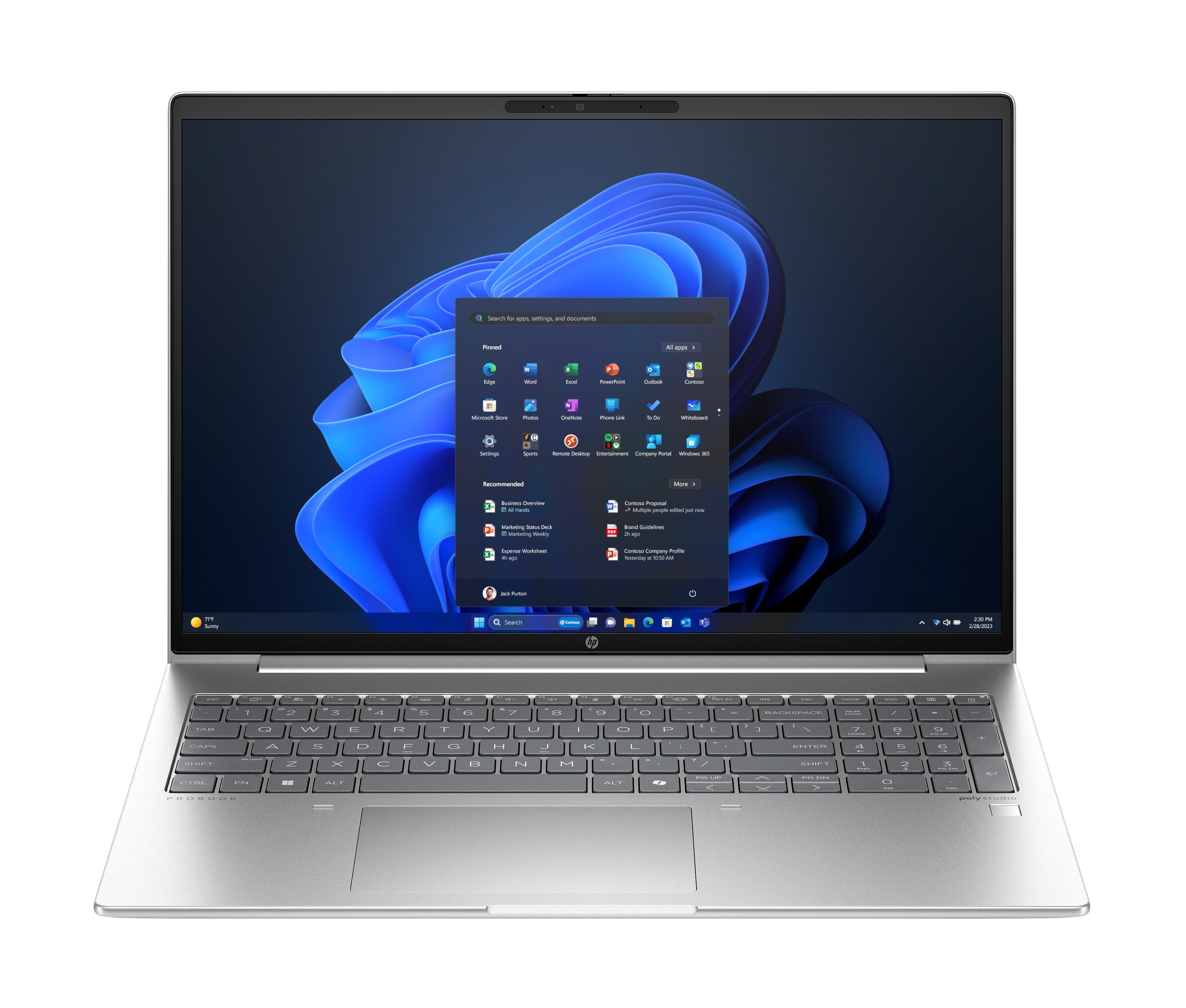 Srebrny laptop z otwartym menu Start systemu Windows 11 i tapetą z niebieskimi falami.