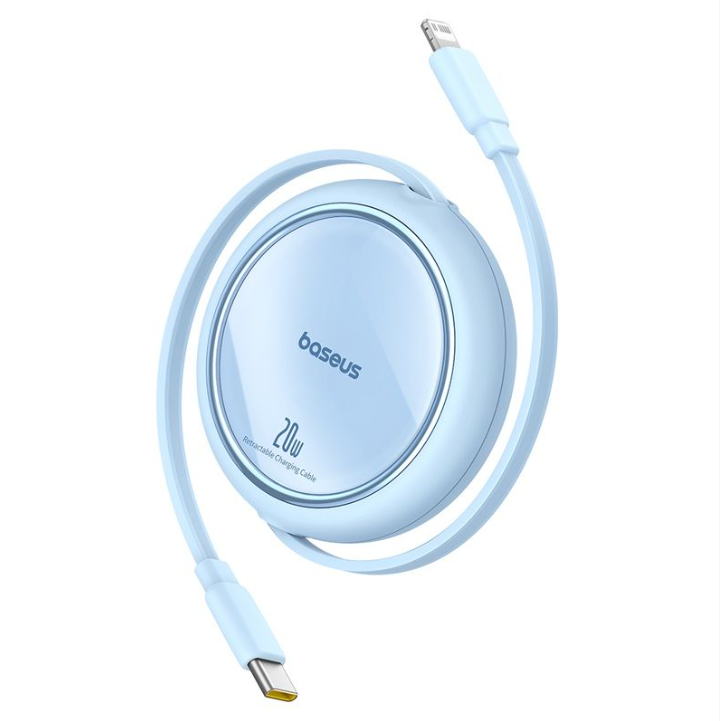 Açık mavi bir Baseus geri çekilebilir şarj kablosu. Kablo, 20W etiketli yuvarlak bir tasarıma sahiptir. Lightning ve USB-C konektörleri içerir.