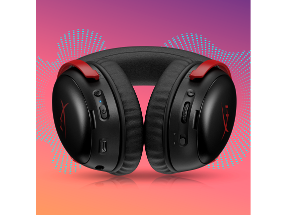 Siyah ve kırmızı HyperX kablosuz kulaklıklar. Arka plan, ses dalgası grafikleriyle pembe ve mor bir gradyandır.