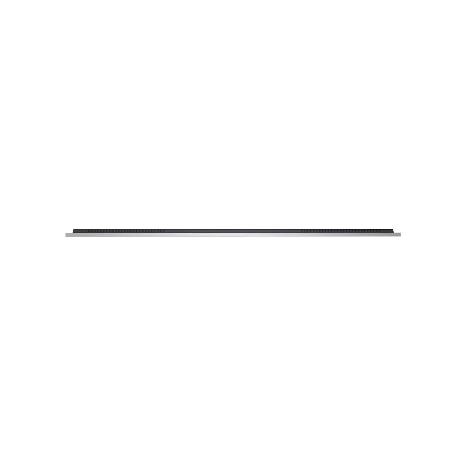 Un objet long, mince et rectangulaire, probablement une barre de son, est horizontalement en bas du cadre. Il est argenté avec un dessus sombre.