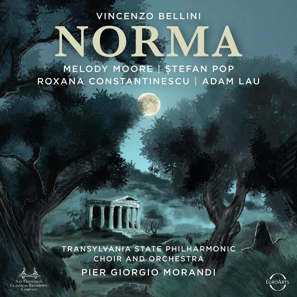 Norma Operncover. Szene mit Bäumen, Mond und einem Gebäude. Text enthält Komponisten-, Besetzungs- und Orchesterdetails.