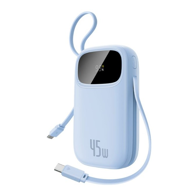 Ekranda %90 gösteren açık mavi bir güç bankası. 45w etiketi ve bir kayış için bir döngüye sahiptir. USB-C kabloları bağlıdır.