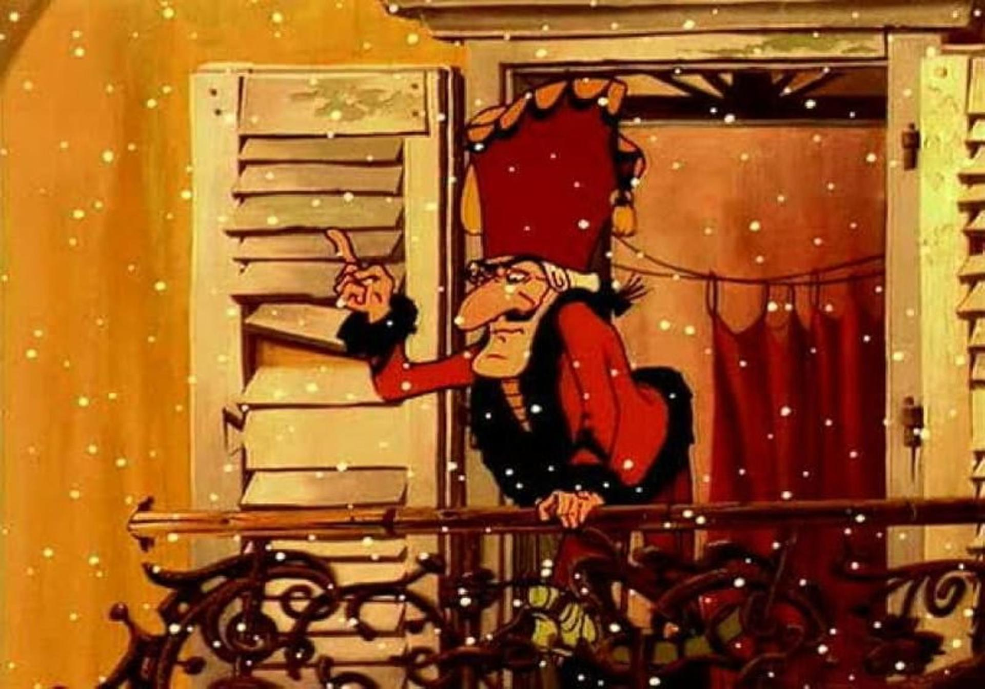 Ein älterer Cartoon-Mann in rotem Mantel und Hut zeigt auf etwas. Draußen vor dem Fenster schneit es. Der Balkon hat verzierte Geländer.
