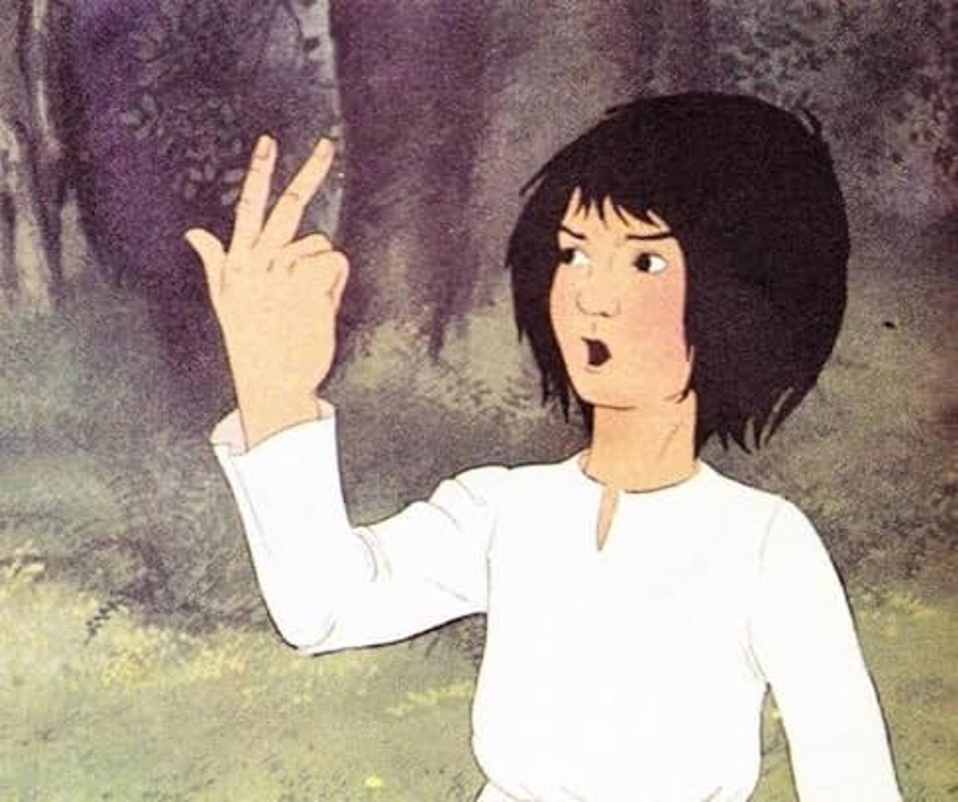 Eine junge Person mit dunklem Haar hebt drei Finger. Sie trägt ein weißes Hemd, im Hintergrund sind Bäume zu sehen.