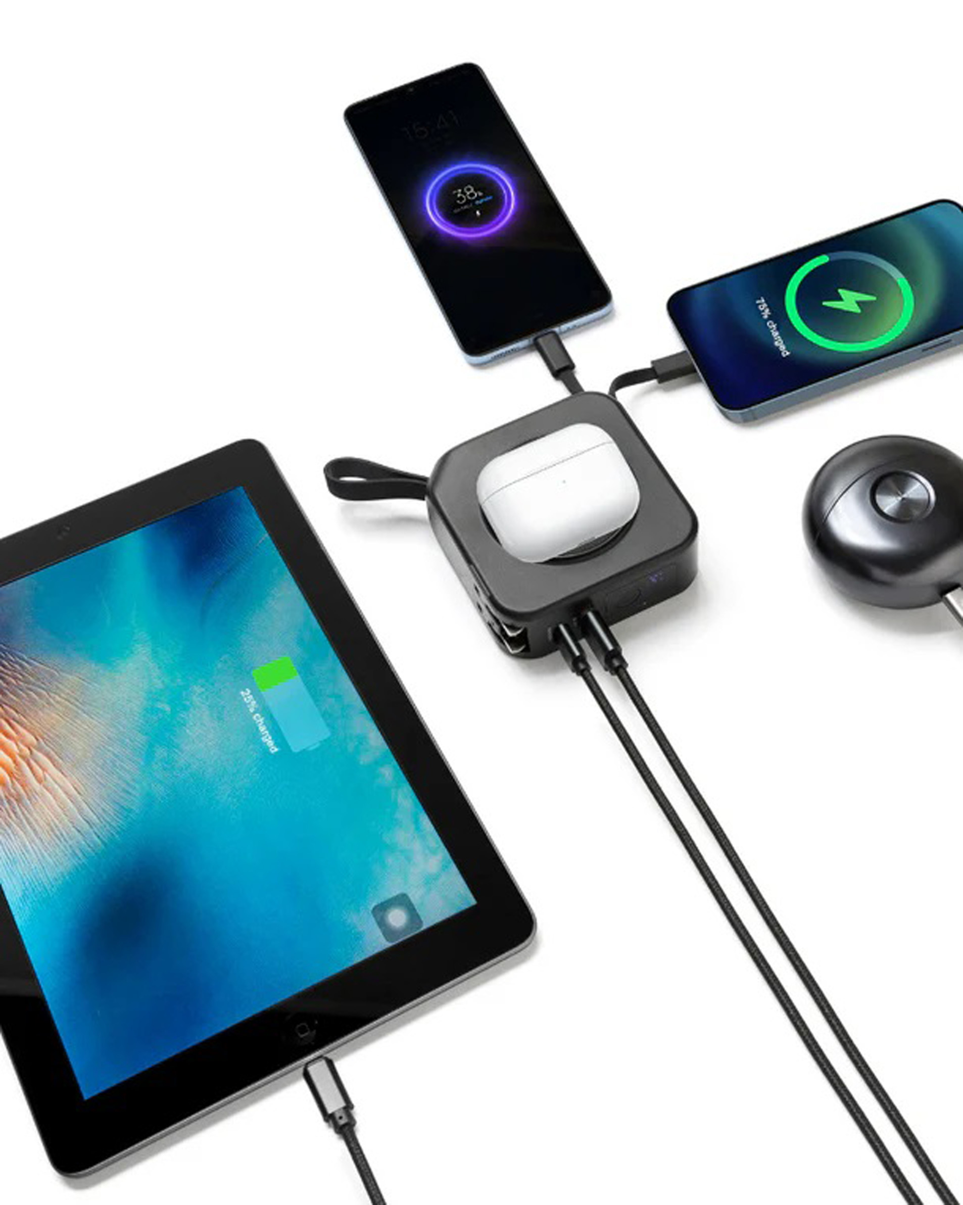 Mehrere Geräte laden. Telefone und ein Tablet sind an ein zentrales Ladegerät angeschlossen. Prozentualer Ladezustand wird angezeigt.