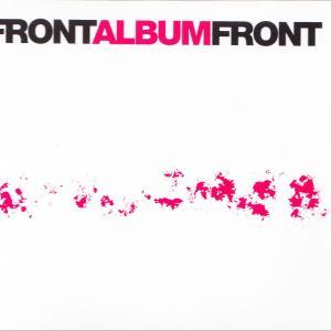Weißer Hintergrund mit dem Text 'FRONTALBUMFRONT'. Eine rosa Linie aus Spritzfarbe in der Mitte.