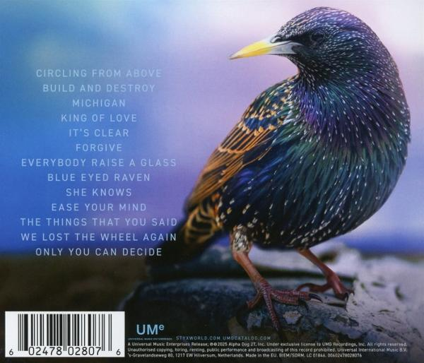 Ein CD-Cover mit einem Starenvogel mit schillernden Federn. Text listet Songtitel auf. Das UMe-Logo und der Rechtstext befinden sich unten.
