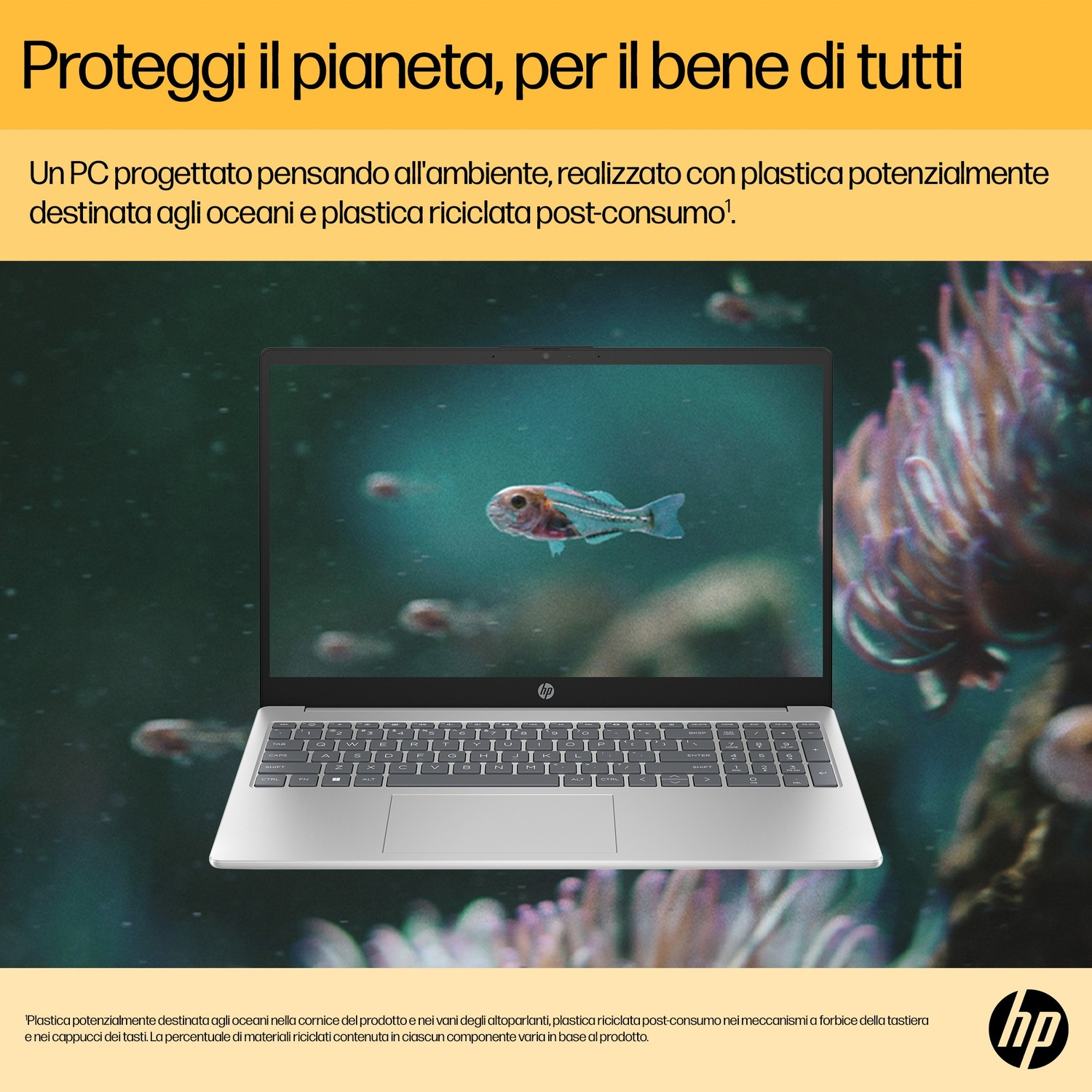 Un laptop galleggia in acqua con pesci. Lo schermo mostra una scena sottomarina. Testo: Proteggere il pianeta per il bene di tutti.