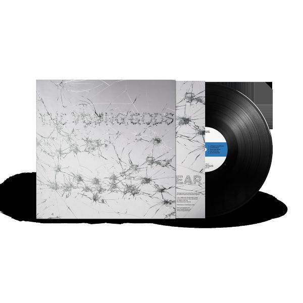 Albumcover mit Rissglas-Effekt. Der Titel The Young Gods ist sichtbar. Neben dem Cover liegt eine schwarze Schallplatte.
