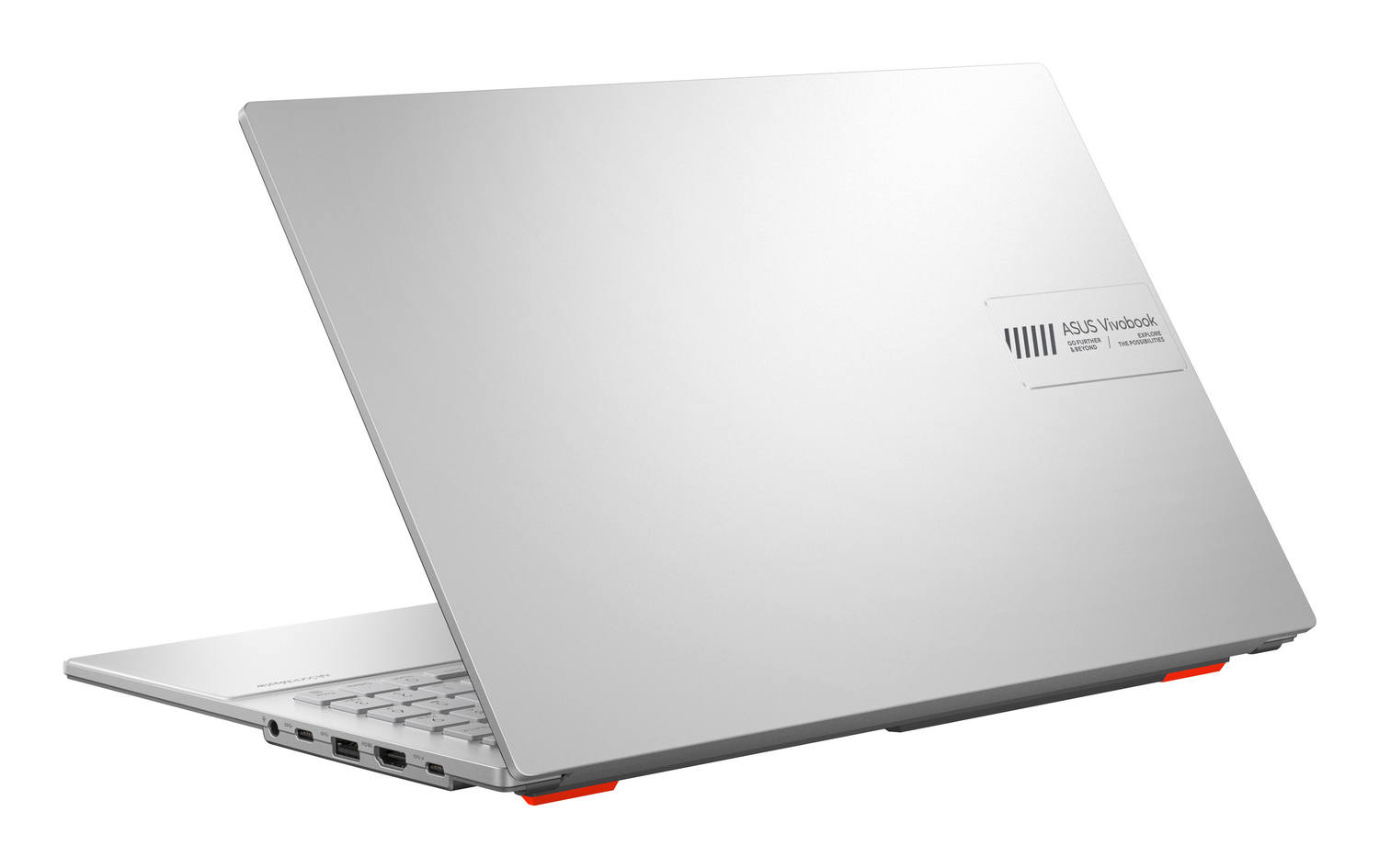 Una computadora portátil plateada está ligeramente abierta, mostrando el teclado. El logotipo de ASUS Vivobook está en la cubierta trasera. Acentos rojos en la parte inferior.