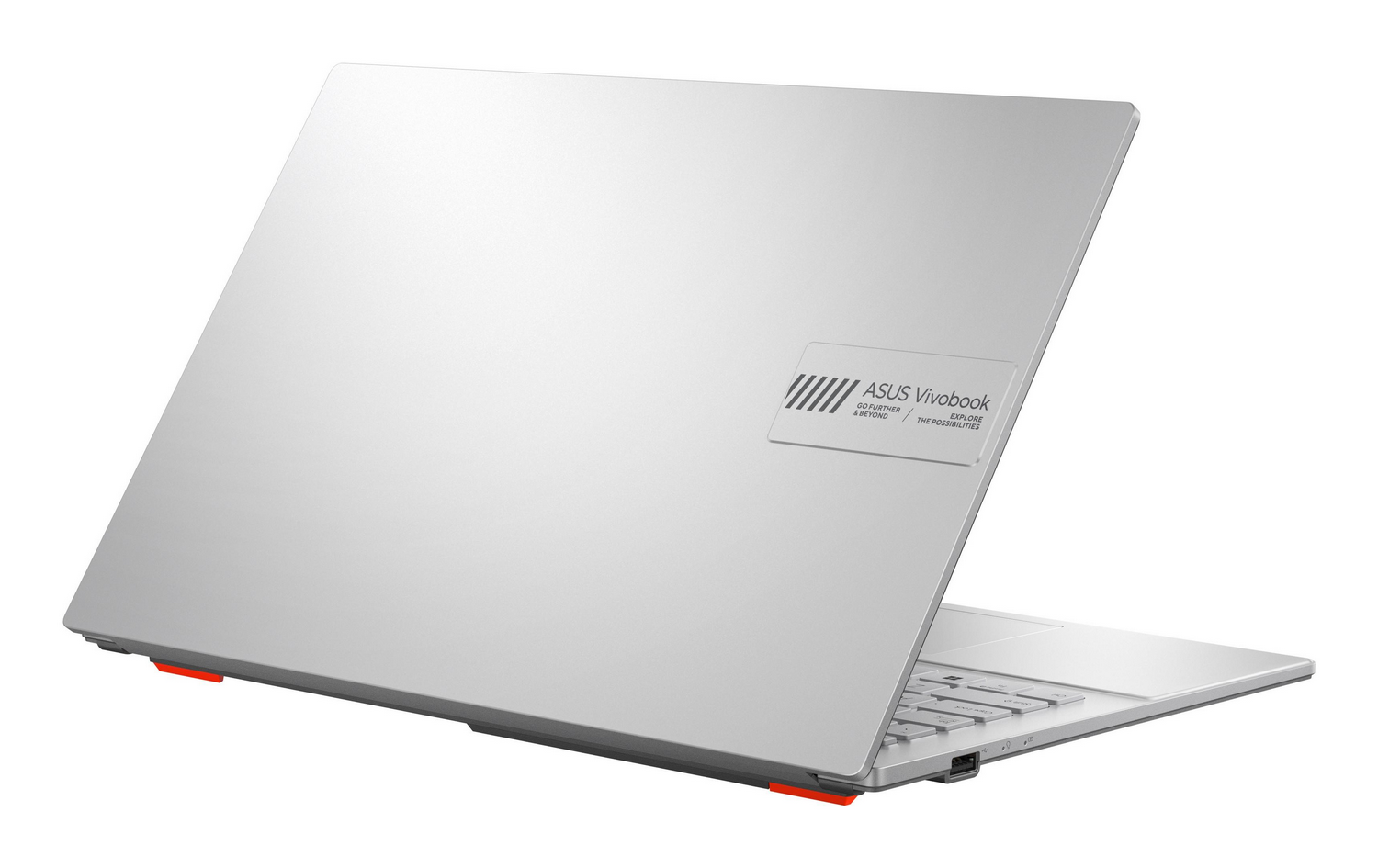 Una laptop ASUS Vivobook plateada está ligeramente abierta. La parte trasera tiene un logotipo y la parte inferior acentos rojos. Fondo blanco.