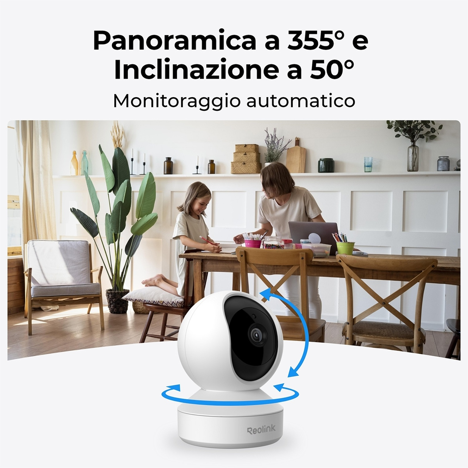 Una telecamera di sicurezza bianca con frecce blu, una madre e una figlia a tavola e una pianta in soggiorno sono visibili.
