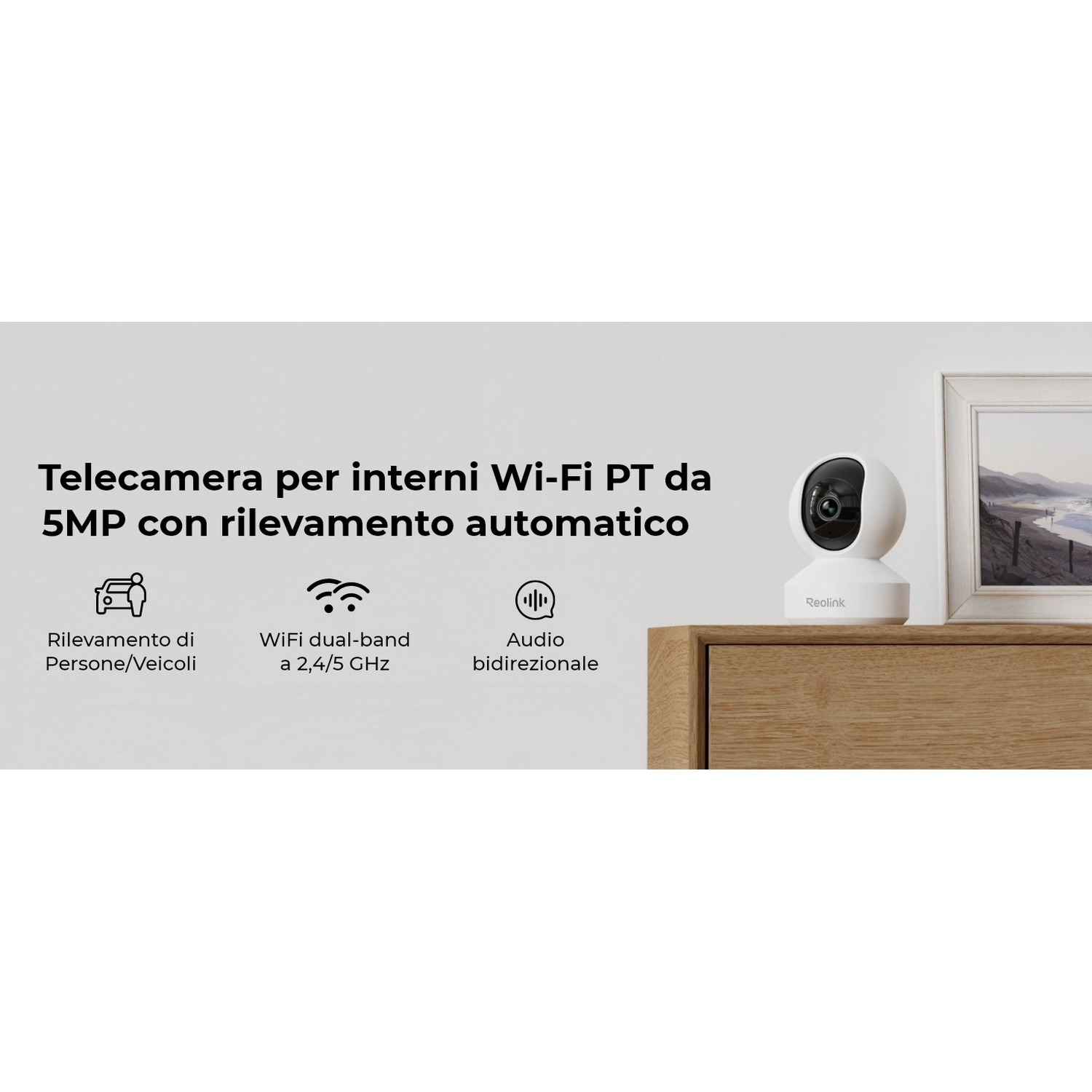 Una telecamera di sicurezza Reolink bianca su una superficie di legno. Il testo descrive le funzionalità: 5MP, Wi-Fi dual-band e audio bidirezionale.