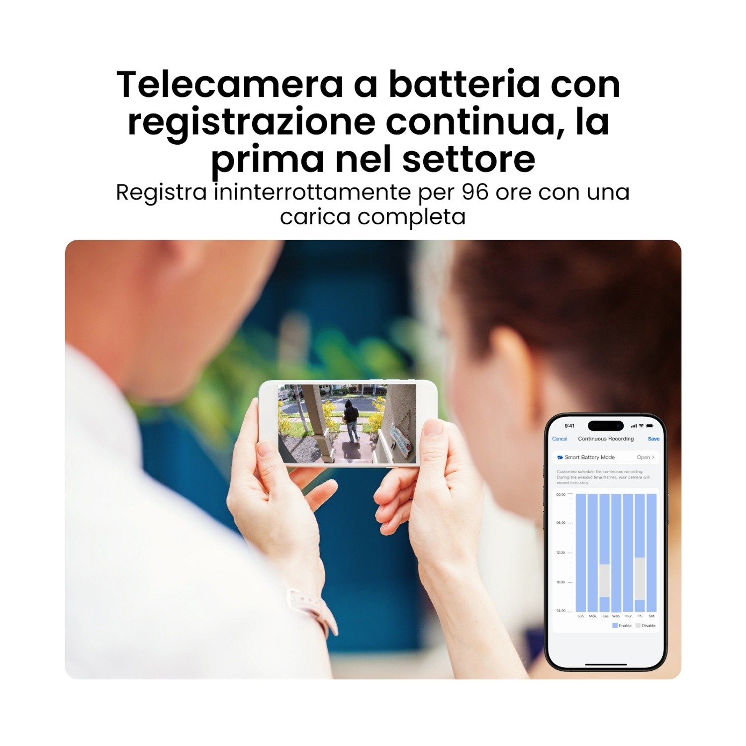 Persona che tiene in mano un telefono che mostra le riprese della telecamera di sicurezza. Il telefono mostra una persona che cammina su un sentiero. Un altro telefono mostra le impostazioni della batteria.