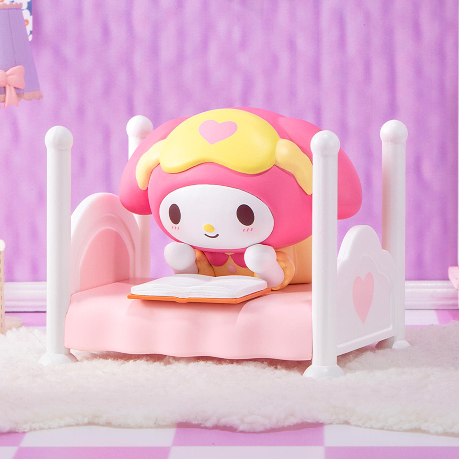 Eine My Melody Figur mit Schlafmaske sitzt auf einem rosa Bett und liest ein Buch. Der Raum hat eine lila Wand und einen flauschigen weißen Teppich.