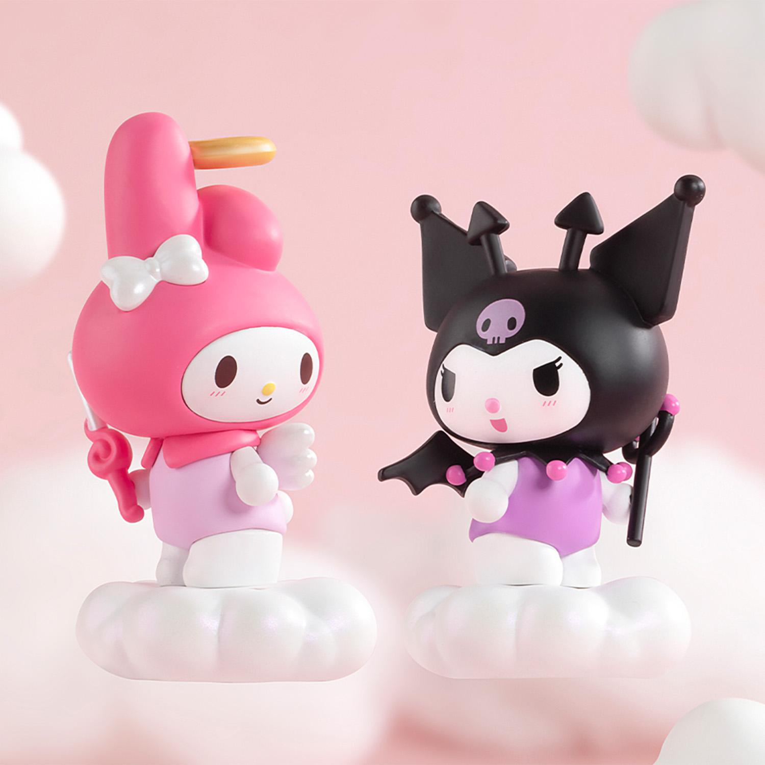 Zwei Cartoonfiguren auf Wolken. Eine ist rosa mit Schleife, die andere schwarz mit Schädel und Flügeln, beide mit rosa Akzenten.