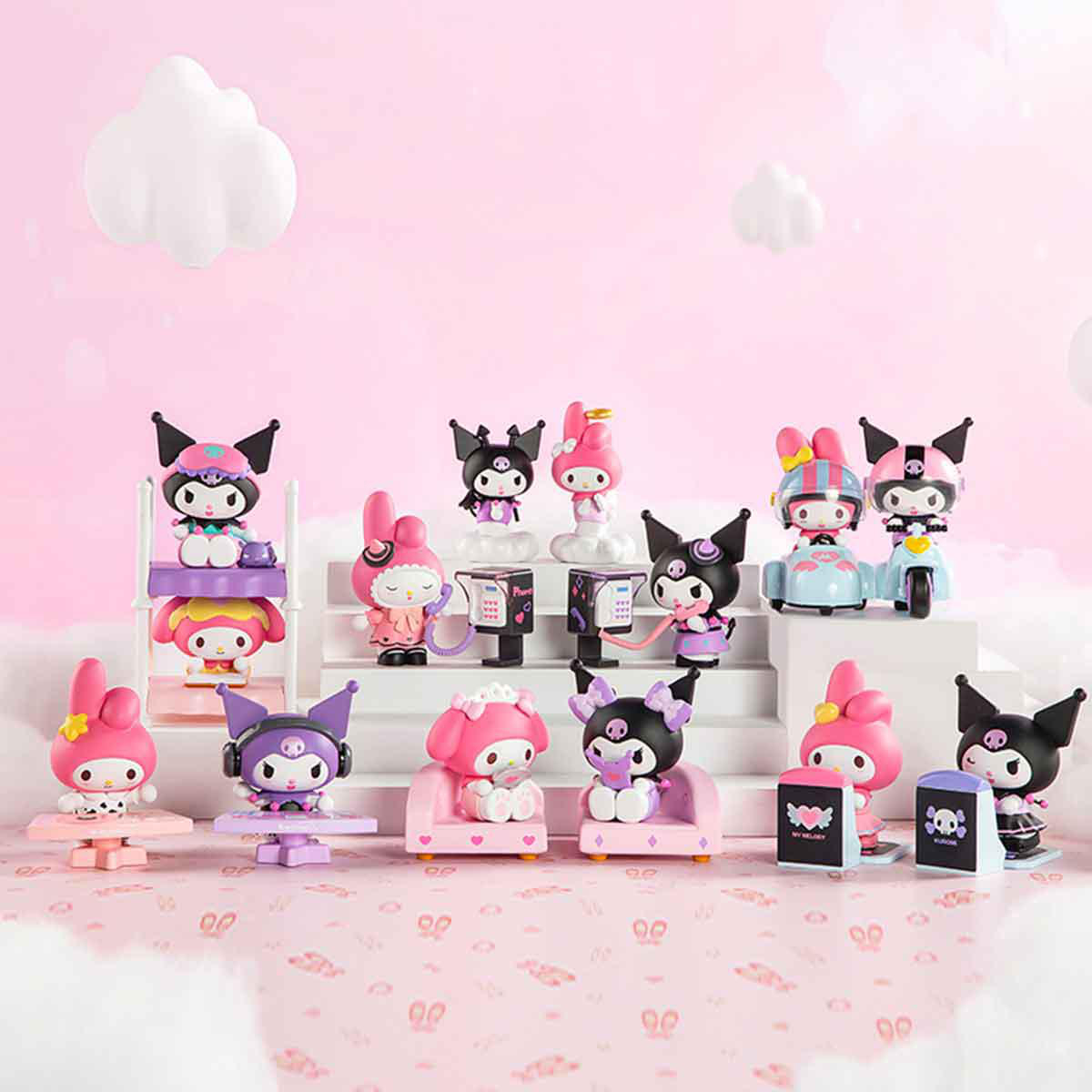 Sammlung von My Melody- und Kuromi-Figuren. Rosa Hintergrund mit Wolken. Figuren in verschiedenen Posen und Umgebungen, einige mit Zubehör.