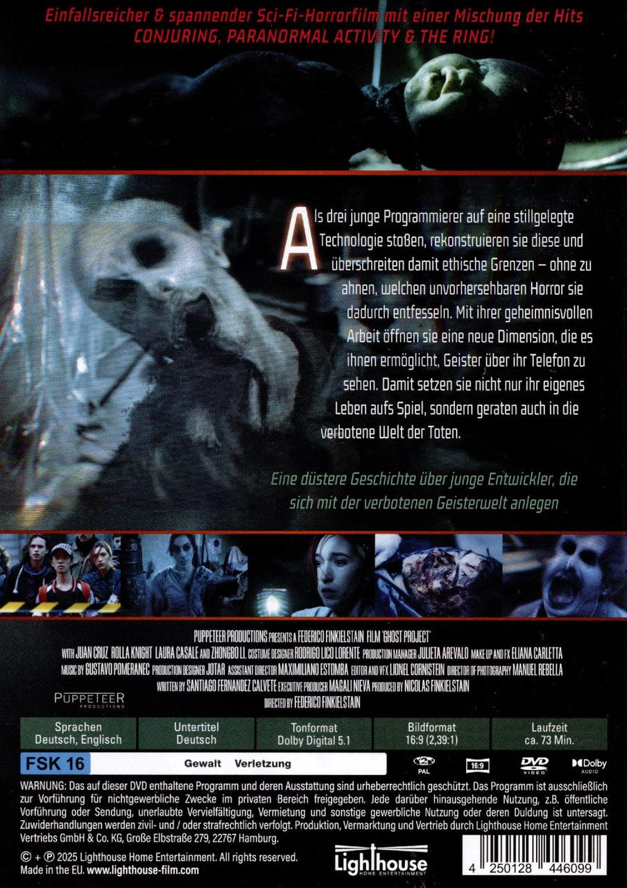 Ein Filmcover mit einem blassen Gesicht und dem Titel "Ghost Project". Text auf Deutsch und Englisch. Menschen im Hintergrund.