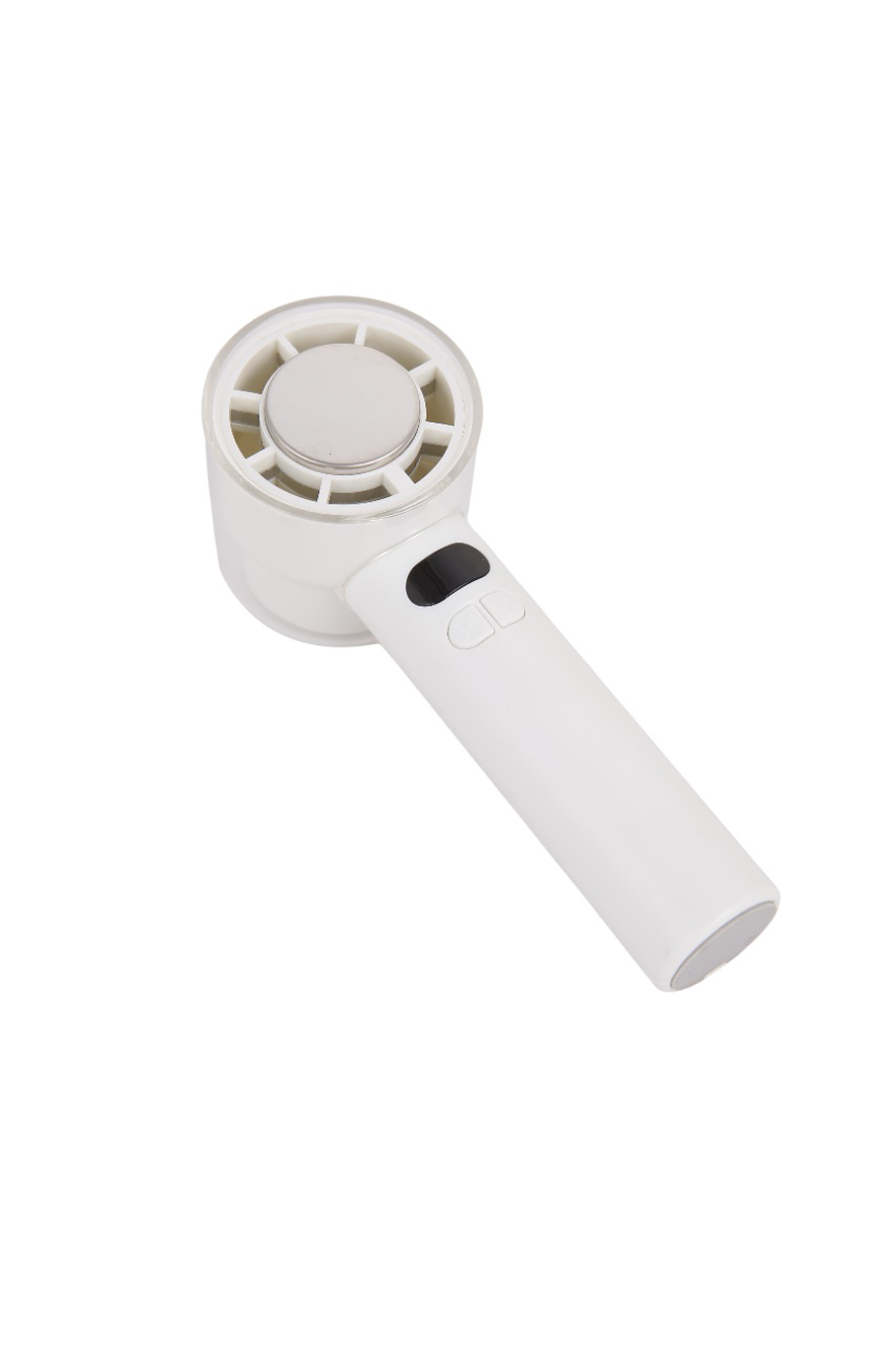 Ein weißer Handventilator. Er hat einen zylindrischen Kopf mit silberner Mitte und einen langen Griff.